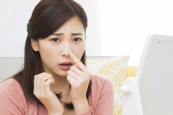 毛穴が目立つ原因は?